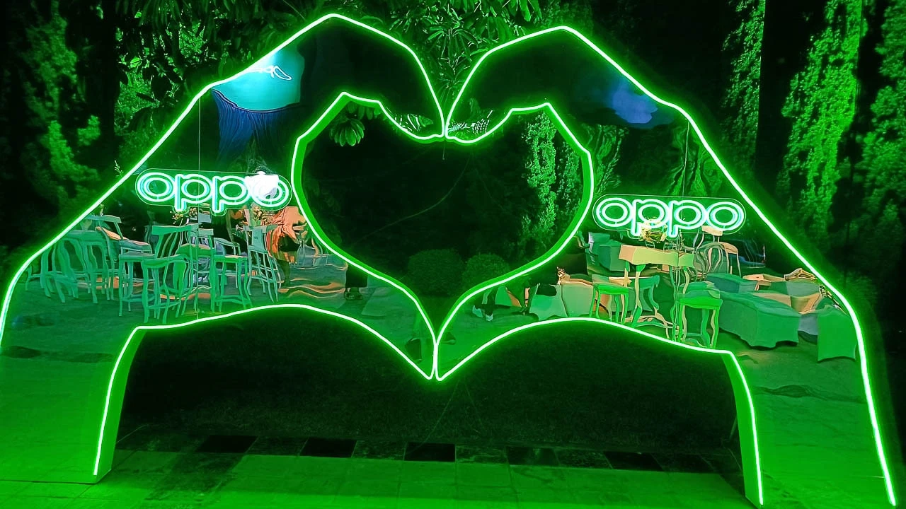 Manos corazon neon led zona de experiencia para evento de oppo peru, lanzamiento oficial