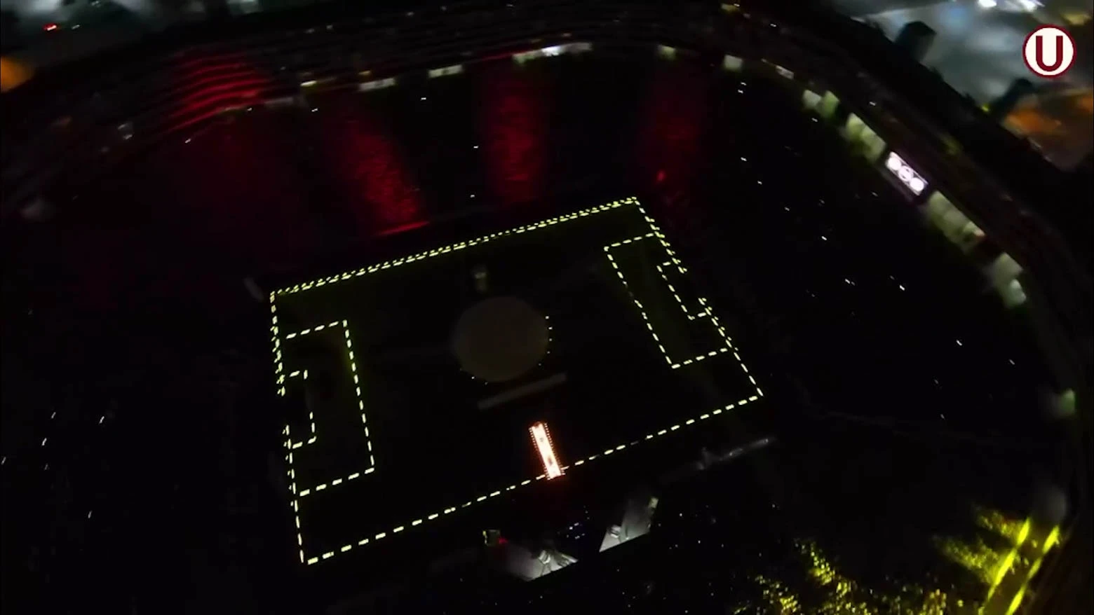 Vista general de un estadio de fútbol con el contorno de la estructura iluminado por píxeles LED y los espectadores usando brazaletes LED que se encienden y apagan según el desarrollo del partido, creando una atmósfera única y emocionante - Iluminación espectacular en Noche Crema 2024 con Scratch Perú - scratch perú.
