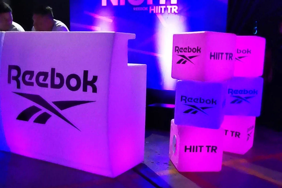 Mobiliario led en evento Reebok fitnight