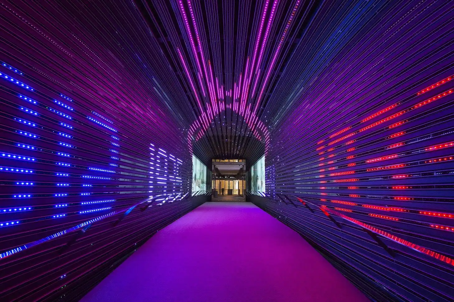 Túnel decorado con tubos pixel LED, creando un efecto visual dinámico con luces en tonos morados y rojos. Perfecto para eventos y atracciones visuales de alto impacto.