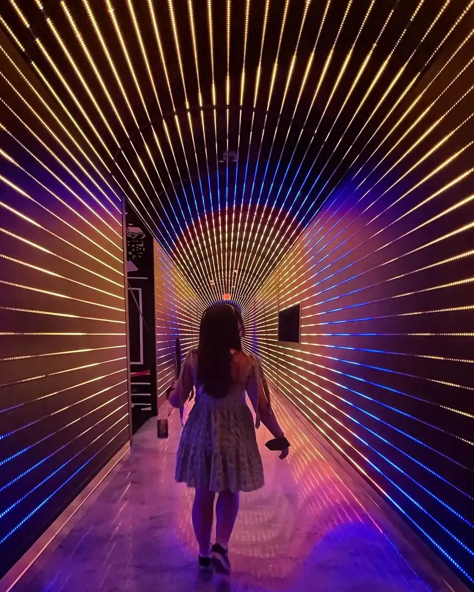 Tunel de Tubos Pixel LED 360 controlados con Madrix, creando un efecto visual impresionante con luces LED RGB en un pasillo futurista. Ideal para eventos, discotecas y decoraciones innovadoras. Fabricación de alta calidad y control preciso para experiencias visuales únicas.