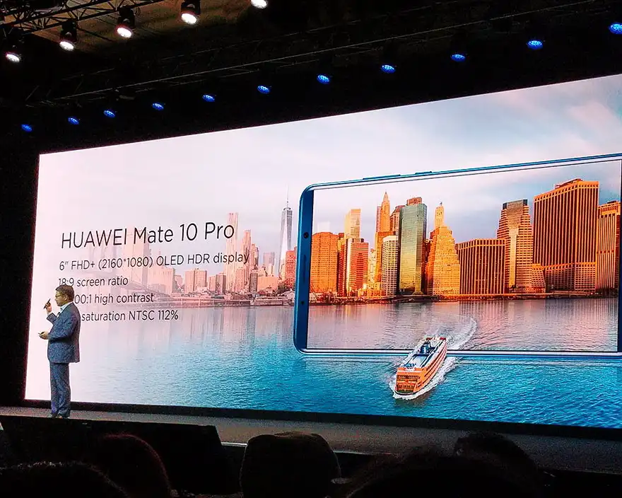 Pantalla LED de alta resolución mostrando presentación de Huawei Mate 10 Pro en un evento.