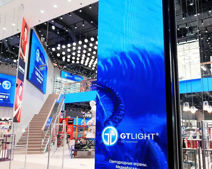 Pantalla LED vertical en exhibición de GTLIGHT dentro de un centro comercial.