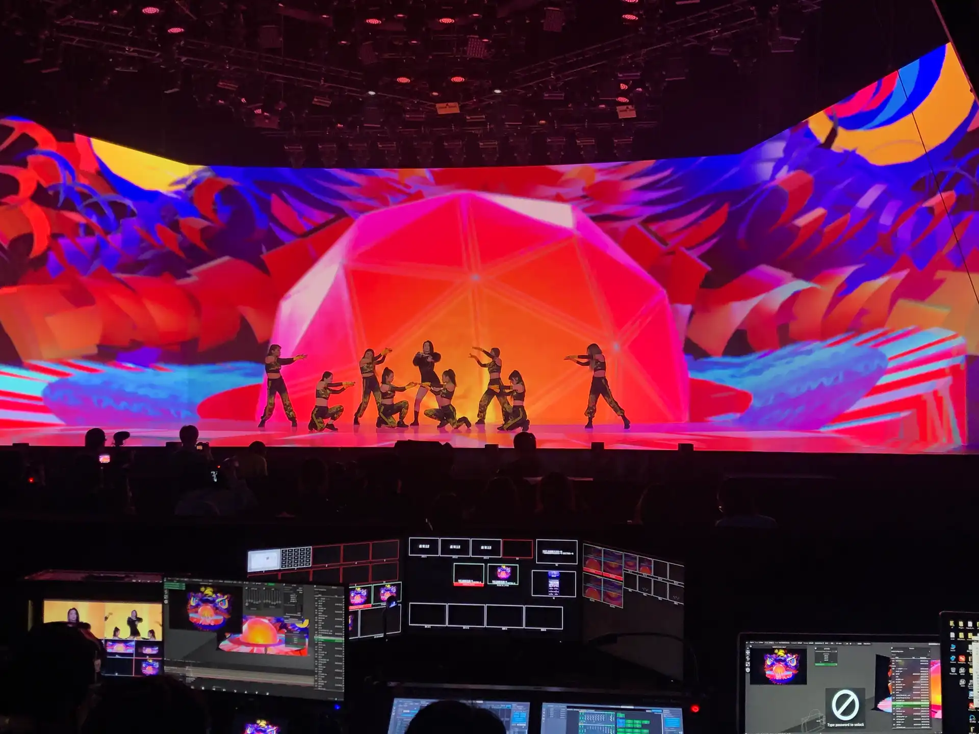 Escenario de evento con pantalla LED P3 mostrando gráficos coloridos y dinámicos.