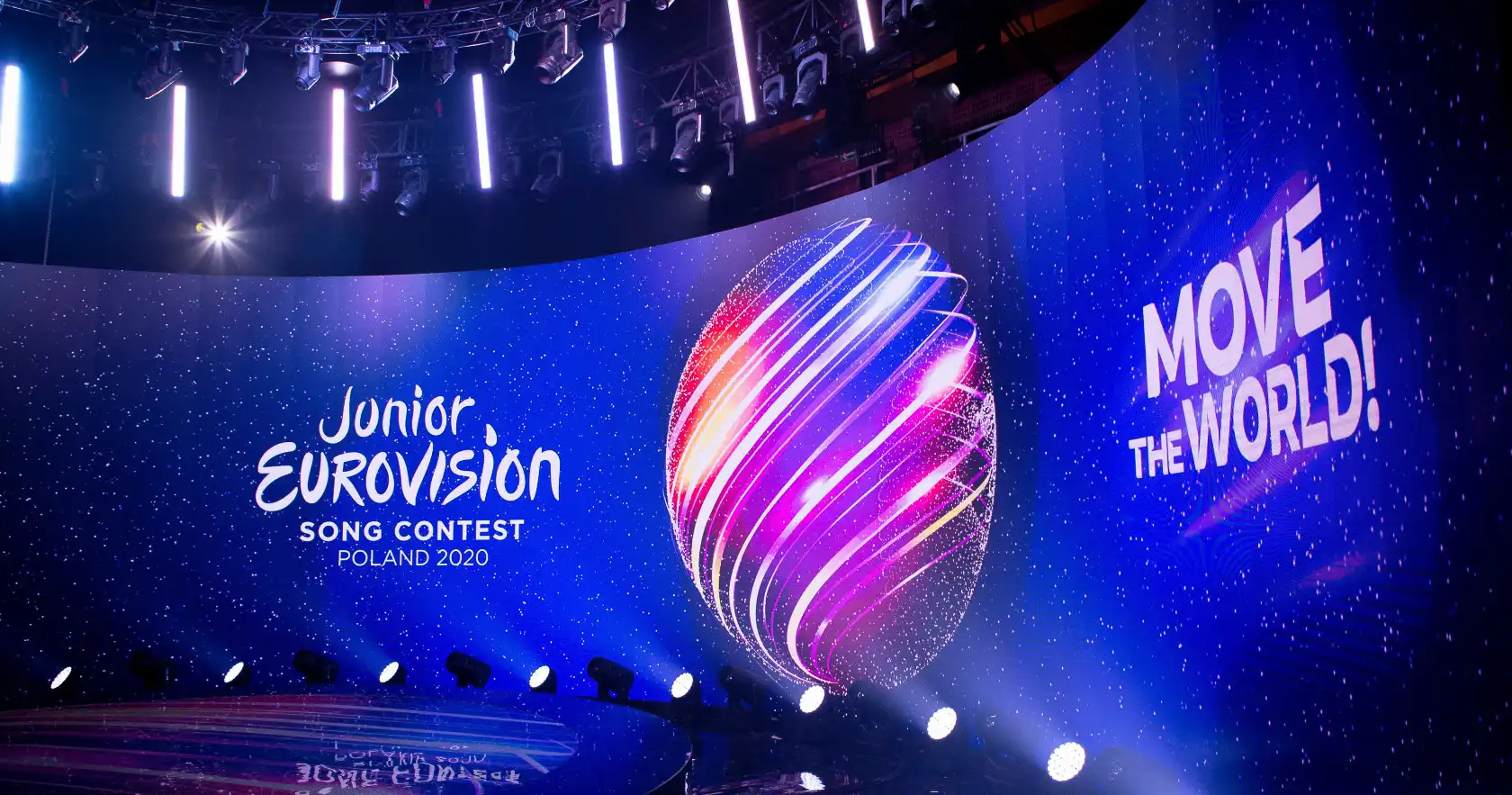 Presentación del concurso Junior Eurovision con pantallas LED que rodean el escenario, proporcionando una experiencia visual impresionante con gráficos dinámicos y vibrantes.