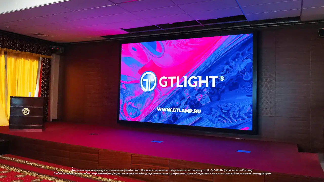 Evento empresarial con pantalla LED de alta resolución de GTLIGHT, mostrando contenido visual impactante en presentaciones y conferencias.