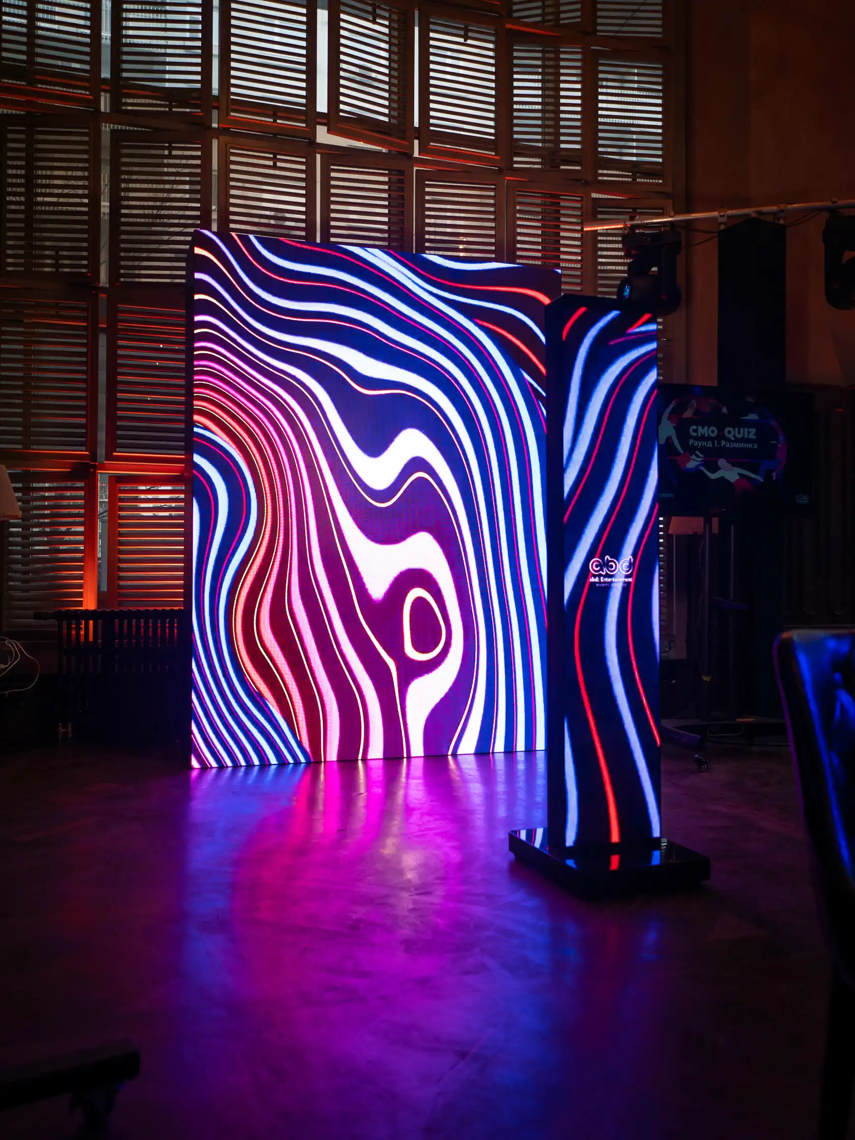 Configuración innovadora de pantallas LED que crean una experiencia inmersiva con gráficos en 3D, perfecta para eventos de tecnología y presentaciones creativas.