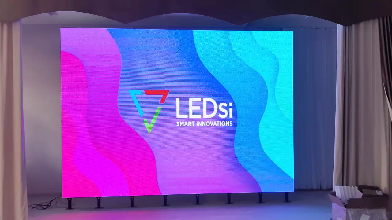 Pantalla LED de LEDSi utilizada en presentaciones corporativas, proporcionando imágenes nítidas y colores brillantes para una comunicación visual efectiva.