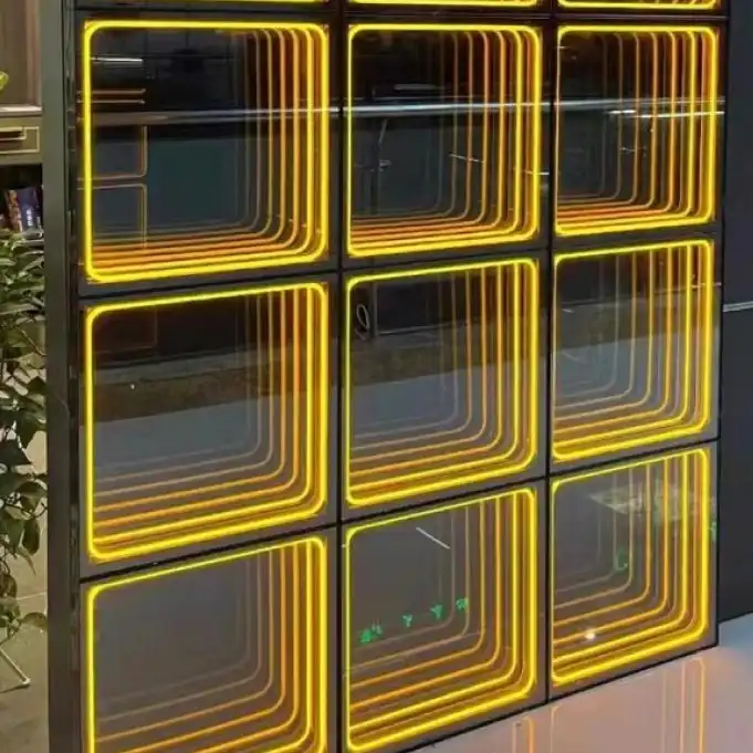 Detalle de paneles LED Espejo Infinito 3D en tono dorado Vista de cerca de paneles LED Espejo Infinito 3D en tono dorado con el reflejo de plantas naturales en el cristal templado.