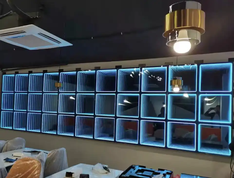 Instalación de pared LED Espejo Infinito 3D en un restaurante Paneles LED Espejo Infinito 3D en tono azul cian recién instalados en la pared de un restaurante, con mesas aún cubiertas con plástico protector.