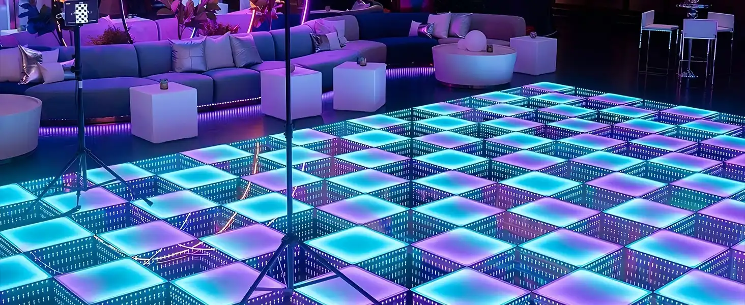 Pista LED 3D Infinity Mirror turquesa y púrpura en zona lounge con DJ Pista de baile LED 3D Infinity Mirror en tonos turquesa y púrpura junto a una cabina de DJ y sofás de un lounge nocturno.