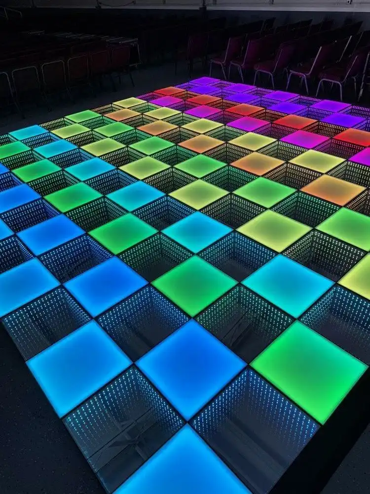 Collage de la pista LED 3D Infinity Mirror en distintas combinaciones RGB Composición de cuatro vistas de la pista de baile LED 3D Infinity Mirror mostrando distintas combinaciones de colores RGB y ángulos del efecto infinito.