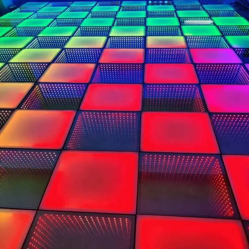 Pista LED 3D Infinity Mirror turquesa vacía en un salón de eventos Pista de baile LED 3D Infinity Mirror en tono turquesa completamente armada y vacía en un salón de eventos con sillas apiladas al fondo.