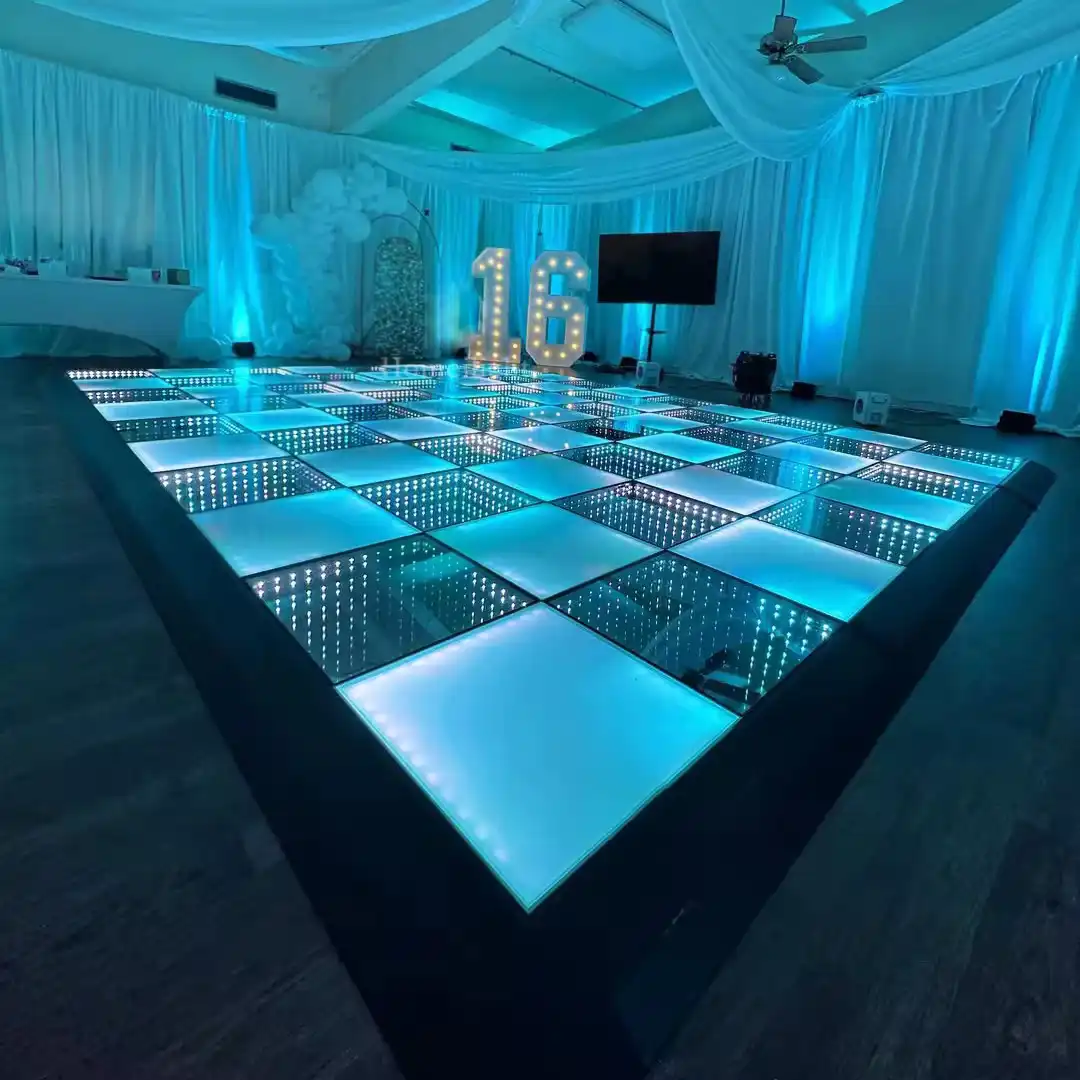 Pista LED 3D Infinity Mirror turquesa con letrero luminoso 16 de cumpleaños Pista de baile LED 3D Infinity Mirror en tono turquesa junto a un letrero luminoso con el número 16, decorado con globos blancos para un cumpleaños.