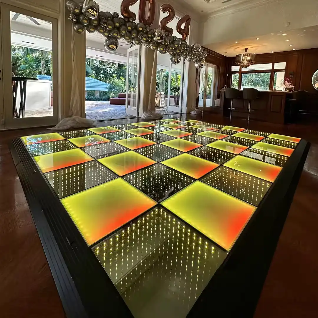 Pista LED 3D Infinity Mirror en tonos ámbar en una fiesta de fin de año Pista de baile LED 3D Infinity Mirror en tonos ámbar y dorado instalada en el interior de una residencia de lujo, decorada con globos del número 2024.