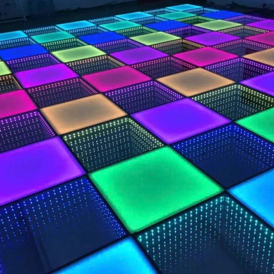 Vista amplia de la pista LED 3D Infinity Mirror multicolor vacía Vista panorámica de la pista de baile LED 3D Infinity Mirror multicolor completamente armada y vacía en un salón de eventos.