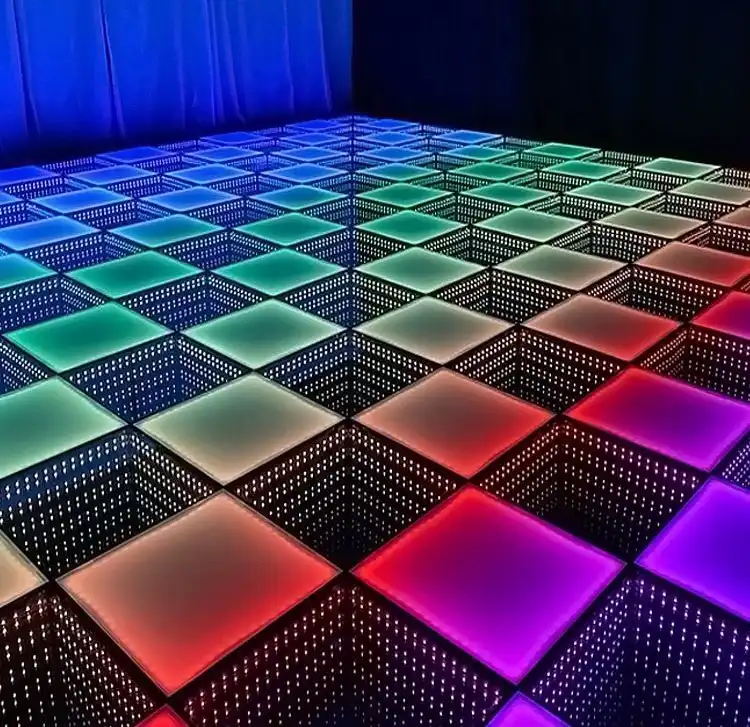 Pista LED 3D Infinity Mirror multicolor con decoración de fin de año Pista de baile LED 3D Infinity Mirror multicolor decorada con guirnaldas y un pedestal dorado para una celebración de fin de año.