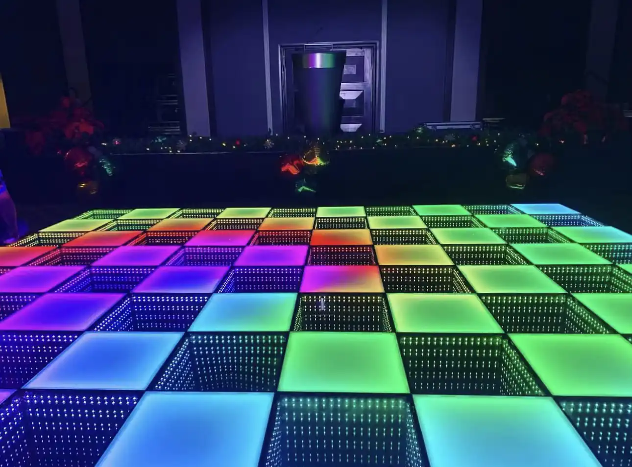 Paneles de la pista LED 3D Infinity Mirror en pruebas de fábrica Paneles de la pista de baile LED 3D Infinity Mirror siendo probados y encendidos en el piso de la fábrica antes de su envío.