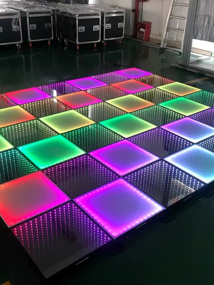 Pista LED 3D Infinity Mirror multicolor en un lounge nocturno Pista de baile LED 3D Infinity Mirror multicolor instalada en un lounge nocturno con sofás y mobiliario oscuro.