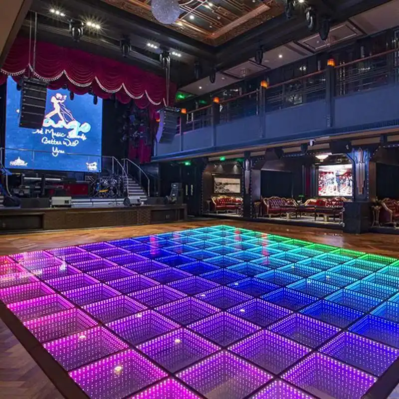 Pista LED 3D Infinity Mirror en una discoteca con iluminación de escenario Pista de baile LED 3D Infinity Mirror en tonos cálidos instalada en una discoteca, con iluminación de escenario y ambiente nocturno.