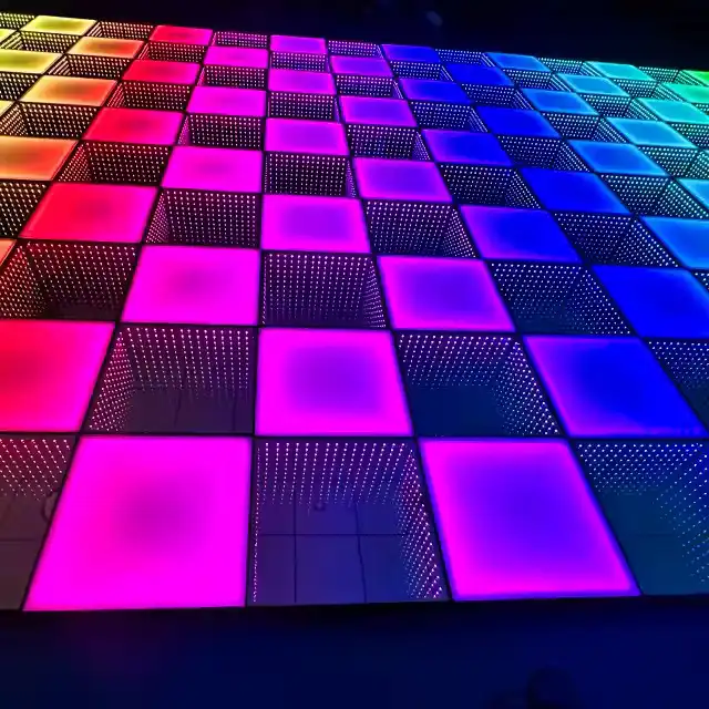 Vista amplia de la pista LED 3D Infinity Mirror en degradado arcoíris Vista en ángulo de los paneles de la pista de baile LED 3D Infinity Mirror mostrando un degradado de colores arcoíris.
