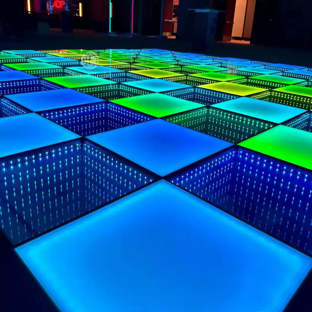 Pista LED 3D Infinity Mirror azul y verde en una discoteca Pista de baile LED 3D Infinity Mirror en tonos azul y verde instalada en una discoteca con letrero de neón al fondo.