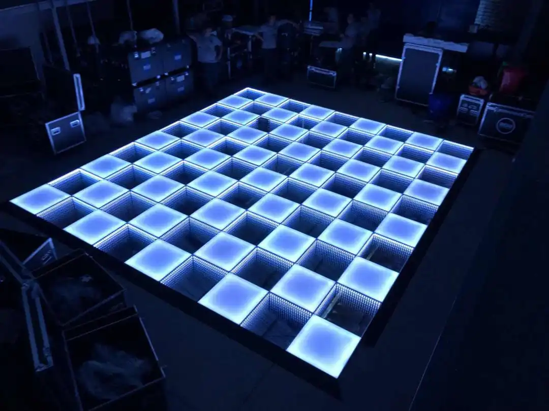 Pista LED 3D Infinity Mirror en un nightclub de gran formato Pista de baile LED 3D Infinity Mirror multicolor instalada en un nightclub de dos niveles con cortinas rojas de terciopelo y sofás de cuero.