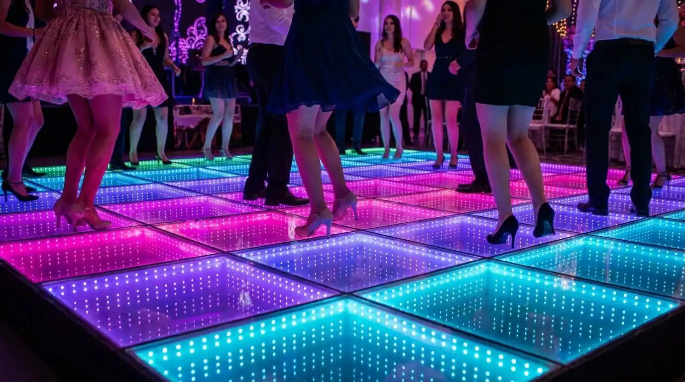 Fiesta de quince años sobre la pista LED 3D Infinity Mirror multicolor Invitados bailando en una fiesta de quince años sobre la pista de baile LED 3D Infinity Mirror en tonos rosa, turquesa y verde.