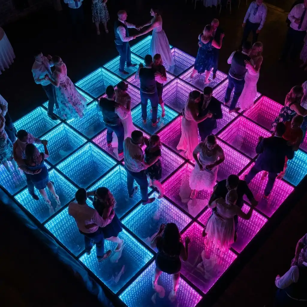 Vista aérea de los novios bailando en el centro de la pista LED 3D Infinity Mirror Vista aérea de los novios bailando abrazados en el centro de la pista de baile LED 3D Infinity Mirror rodeados de invitados.