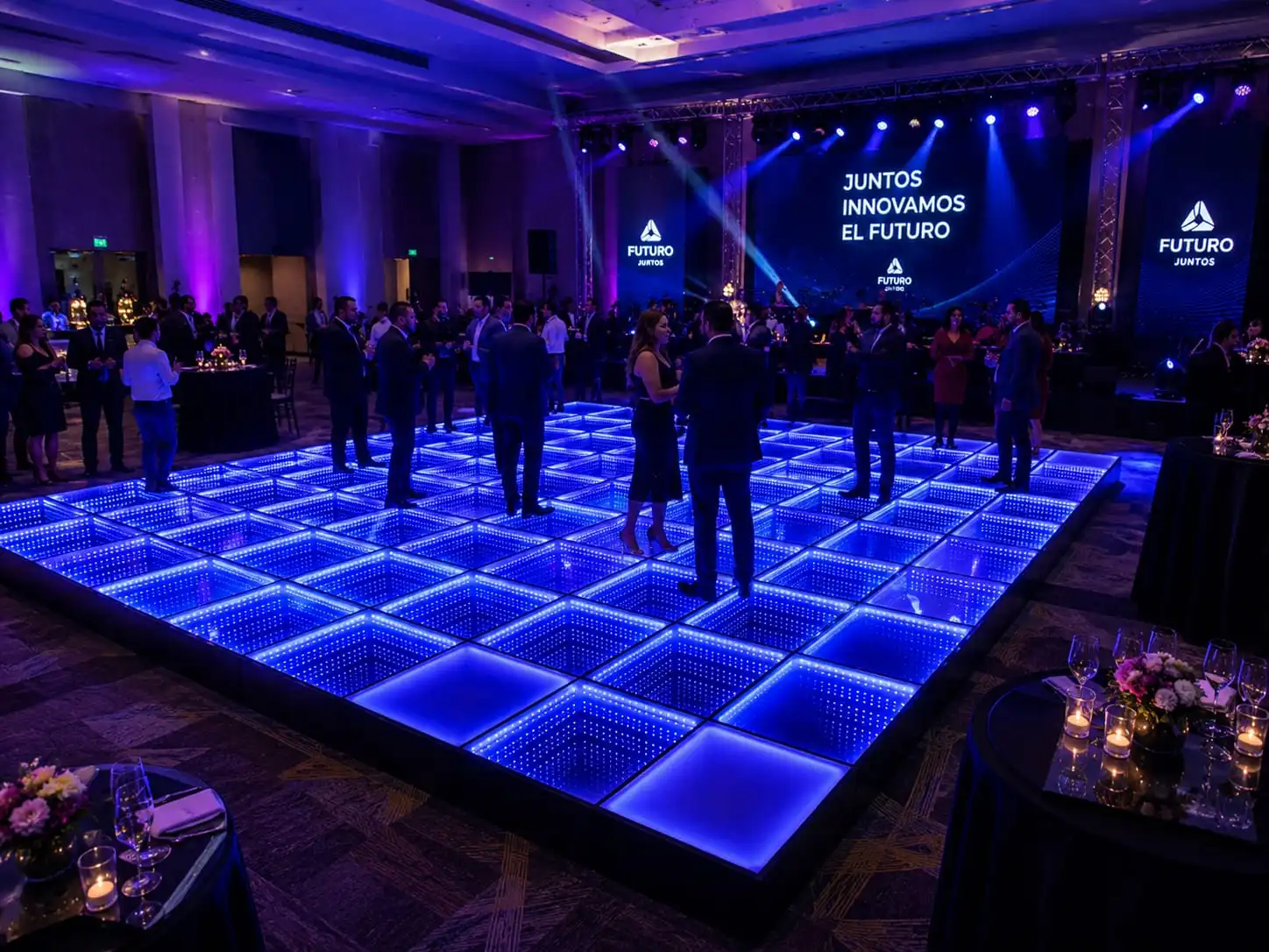 Evento corporativo Futuro Juntos sobre la pista LED 3D Infinity Mirror azul Invitados de gala conversando sobre la pista de baile LED 3D Infinity Mirror en tono azul durante el evento corporativo Futuro Juntos.