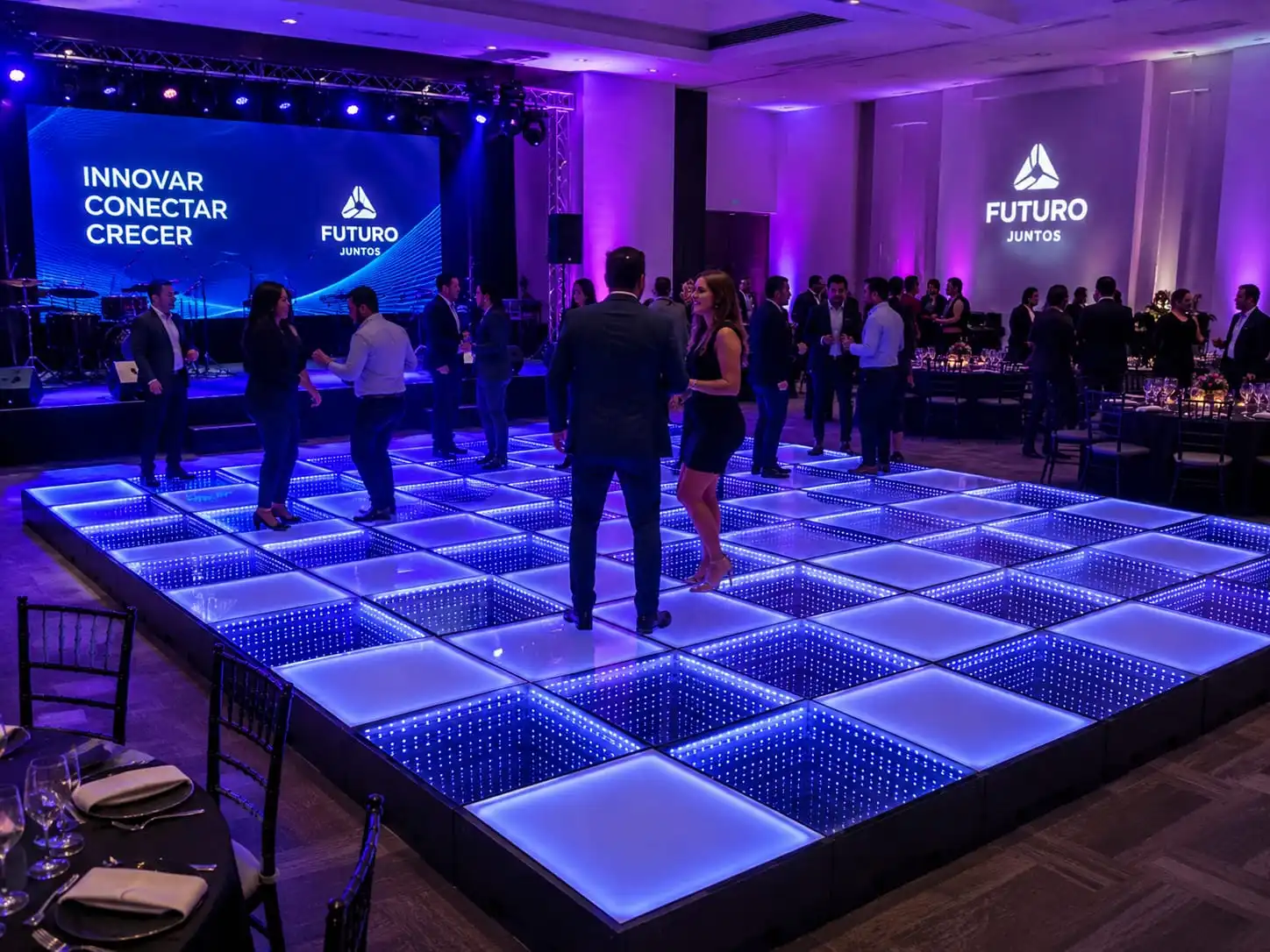 Banda en vivo en el evento Futuro Juntos sobre la pista LED 3D Infinity Mirror Invitados bailando junto a una banda en vivo sobre la pista de baile LED 3D Infinity Mirror en tono azul durante el evento corporativo Futuro Juntos.