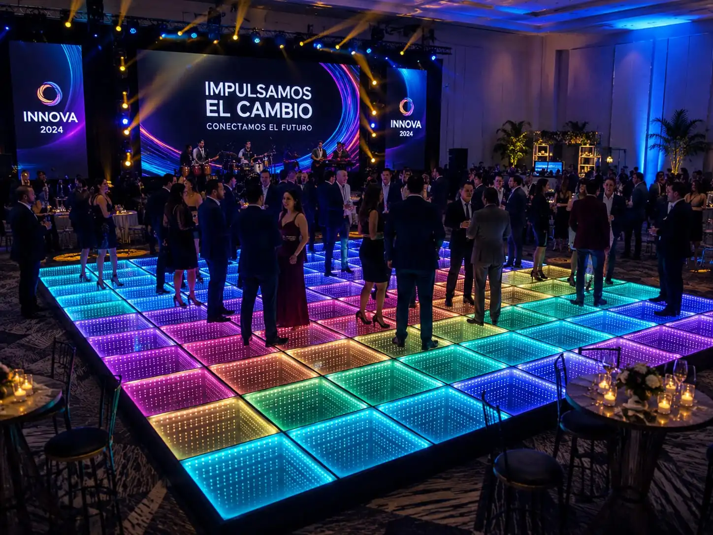 Invitados bailando en el evento INNOVA 2024 sobre la pista LED 3D Infinity Mirror Invitados de gala bailando sobre la pista de baile LED 3D Infinity Mirror multicolor durante el evento corporativo INNOVA 2024 Impulsamos el Cambio.