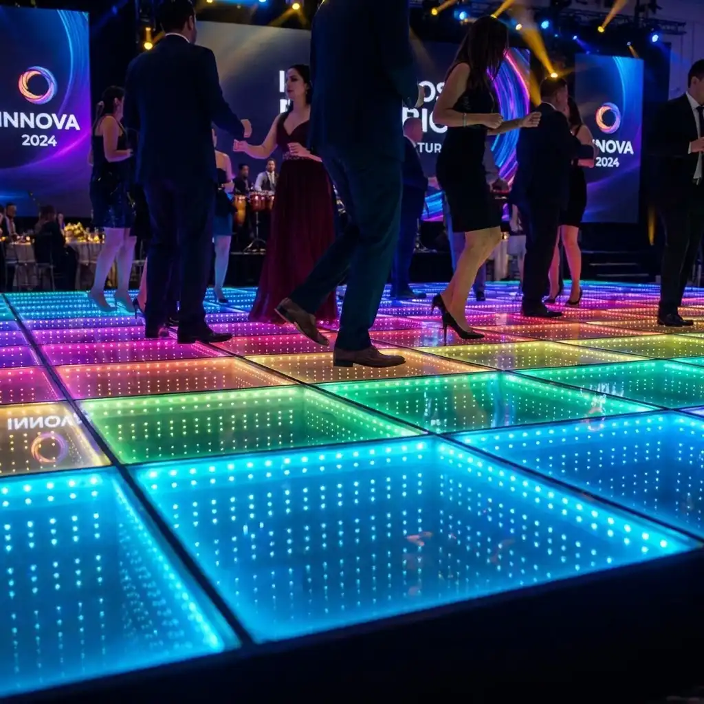Banda en vivo junto a la pista LED 3D Infinity Mirror en el evento INNOVA 2024 Músicos tocando en vivo junto a invitados bailando sobre la pista de baile LED 3D Infinity Mirror multicolor en el evento corporativo INNOVA 2024.
