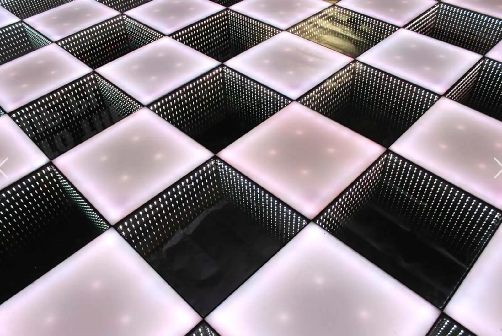 Detalle macro del patrón de la pista LED 3D Infinity Mirror en blanco y rosa Vista de cerca del patrón de cuadros de la pista de baile LED 3D Infinity Mirror en tonos blanco cálido y rosa, mostrando el efecto de profundidad infinita.