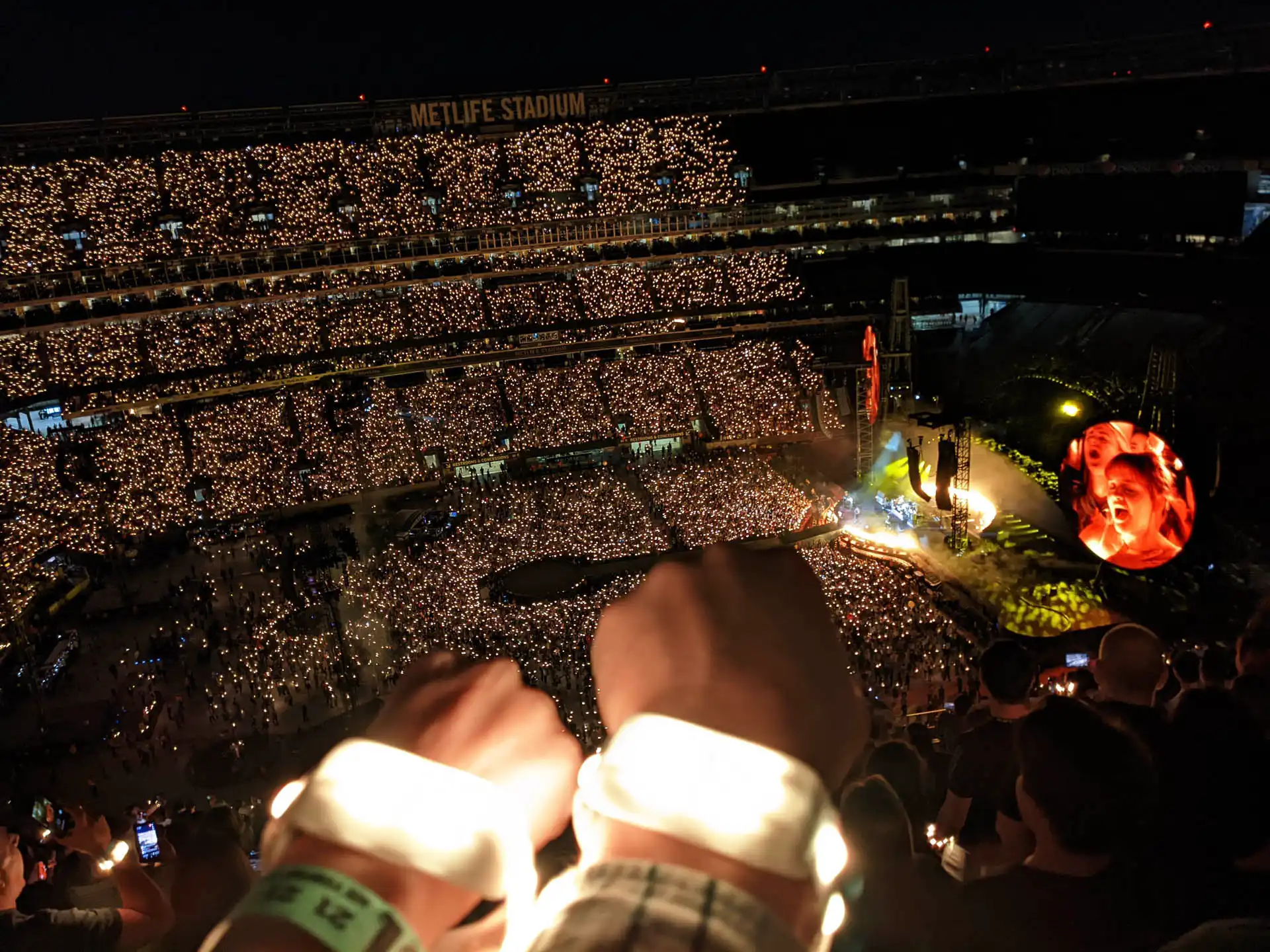 Pulseras LED brillando al unísono en un concierto masivo. Iluminación interactiva para mejorar la experiencia de los asistentes en espectáculos en vivo.