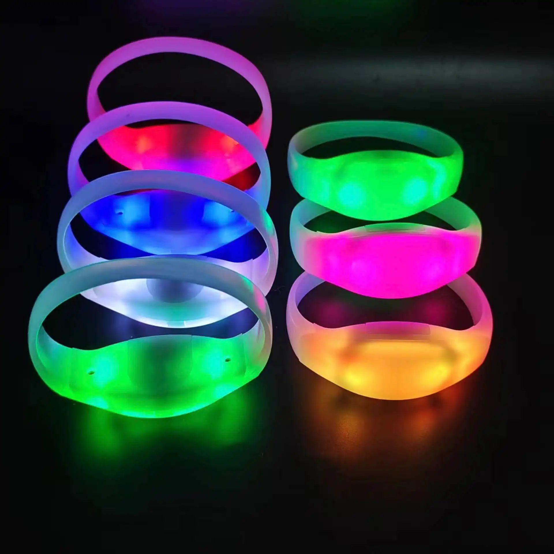 Pulseras LED multicolores sincronizadas listas para crear un espectáculo visual único en eventos masivos.