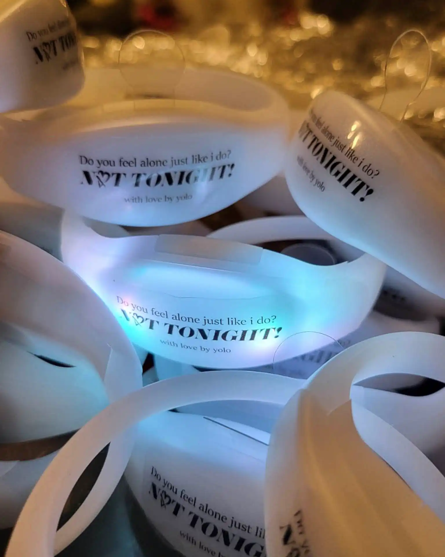 Pulseras LED personalizadas con branding, ideales para promocionar marcas y crear experiencias visuales en conciertos.