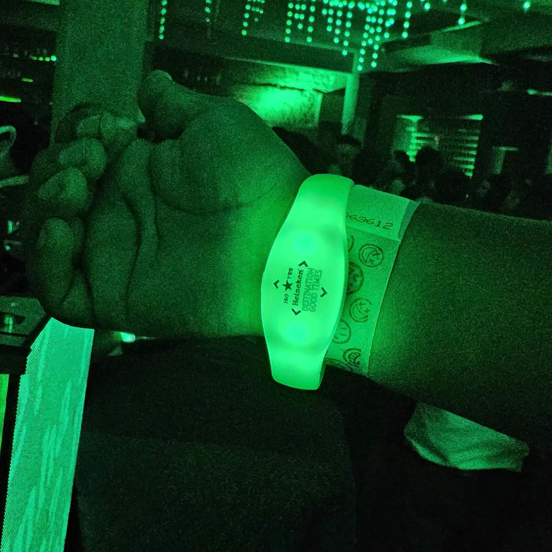 Pulseras LED de varios colores sincronizadas para iluminar eventos masivos, creando una experiencia visual vibrante.