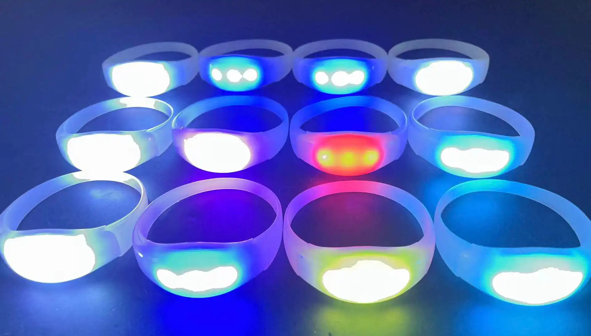 Imagen de varias pulseras LED blancas iluminadas con diferentes patrones en círculo.