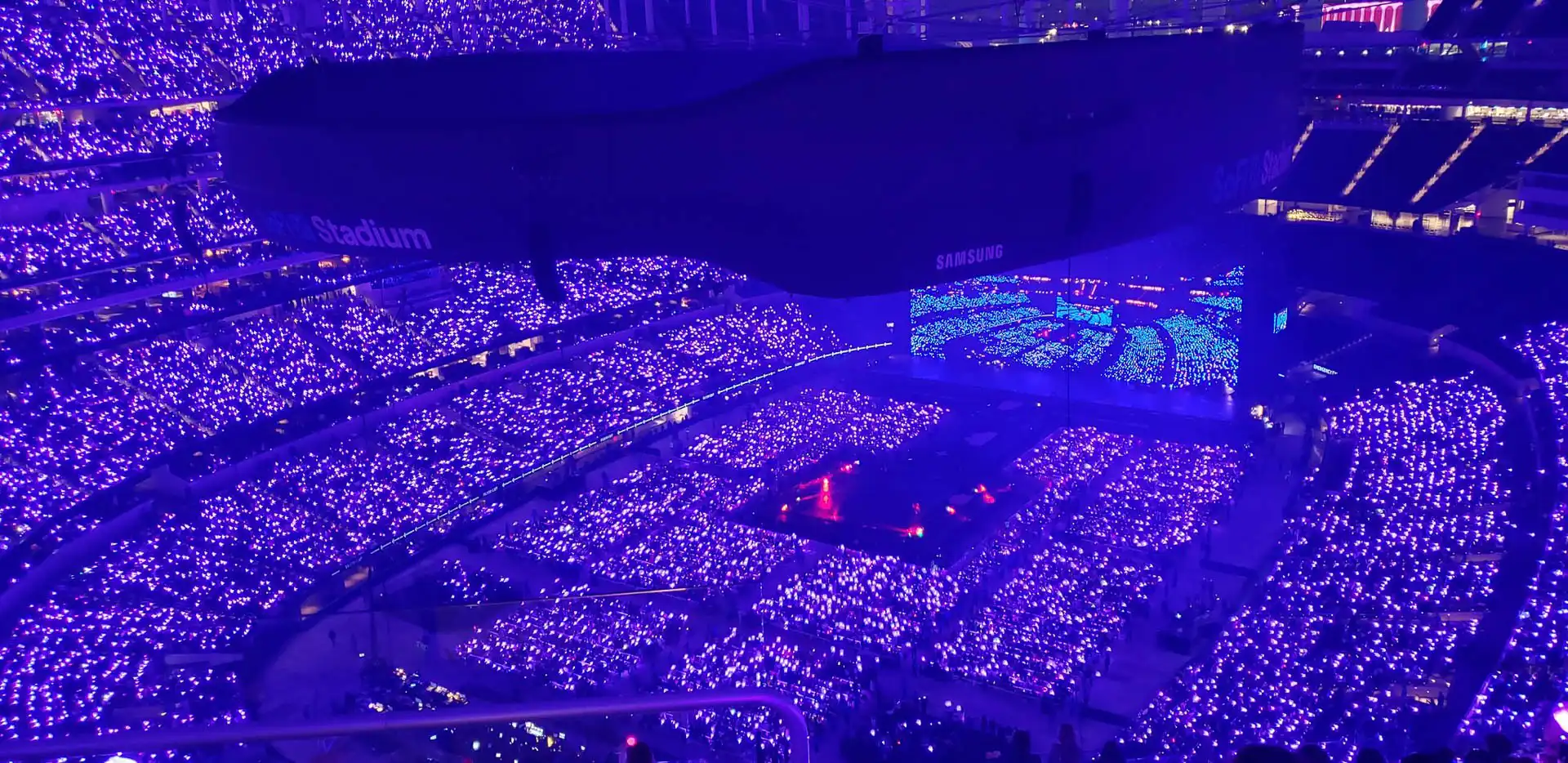 Imagen de un estadio lleno de luces LED azules, creando un ambiente impresionante durante un concierto.