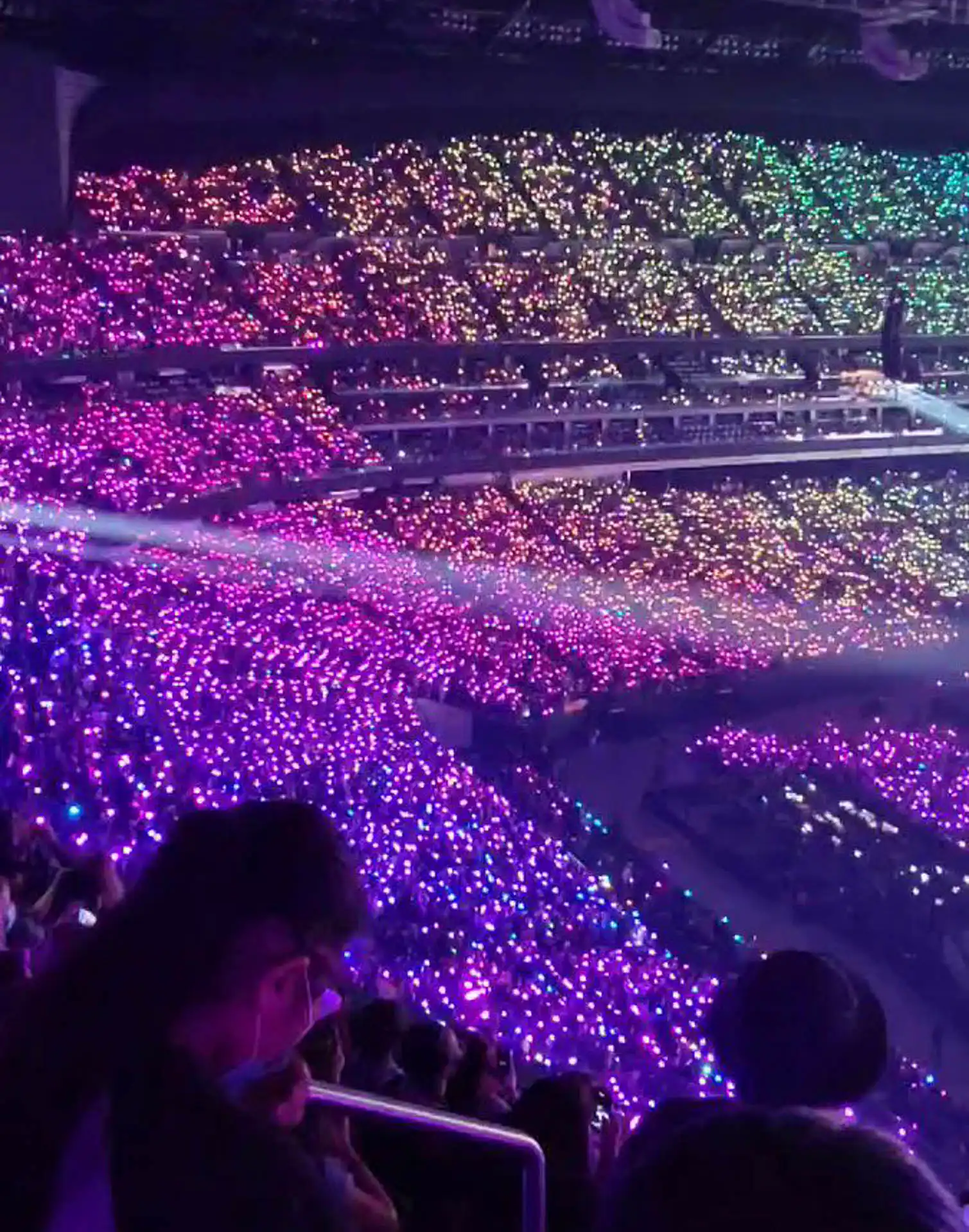 Estadio iluminado con pulseras LED multicolores en un concierto. Crean un efecto visual impresionante, sincronizado en grupo para eventos únicos.