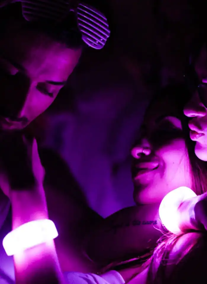 Personas con pulseras LED inalámbricas en una fiesta