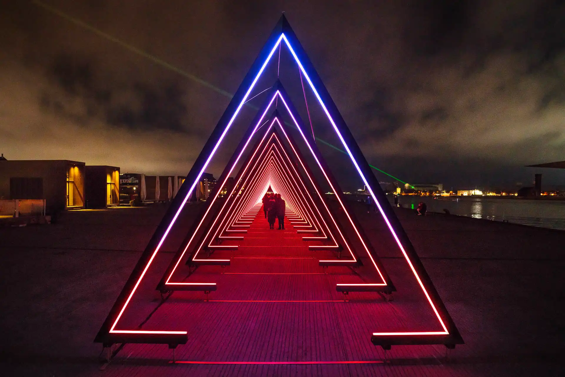 Impresionante túnel de tubos LED RGB 360 grados controlados por ArtNet, creando un efecto visual impactante. Perfecto para instalaciones artísticas y eventos.