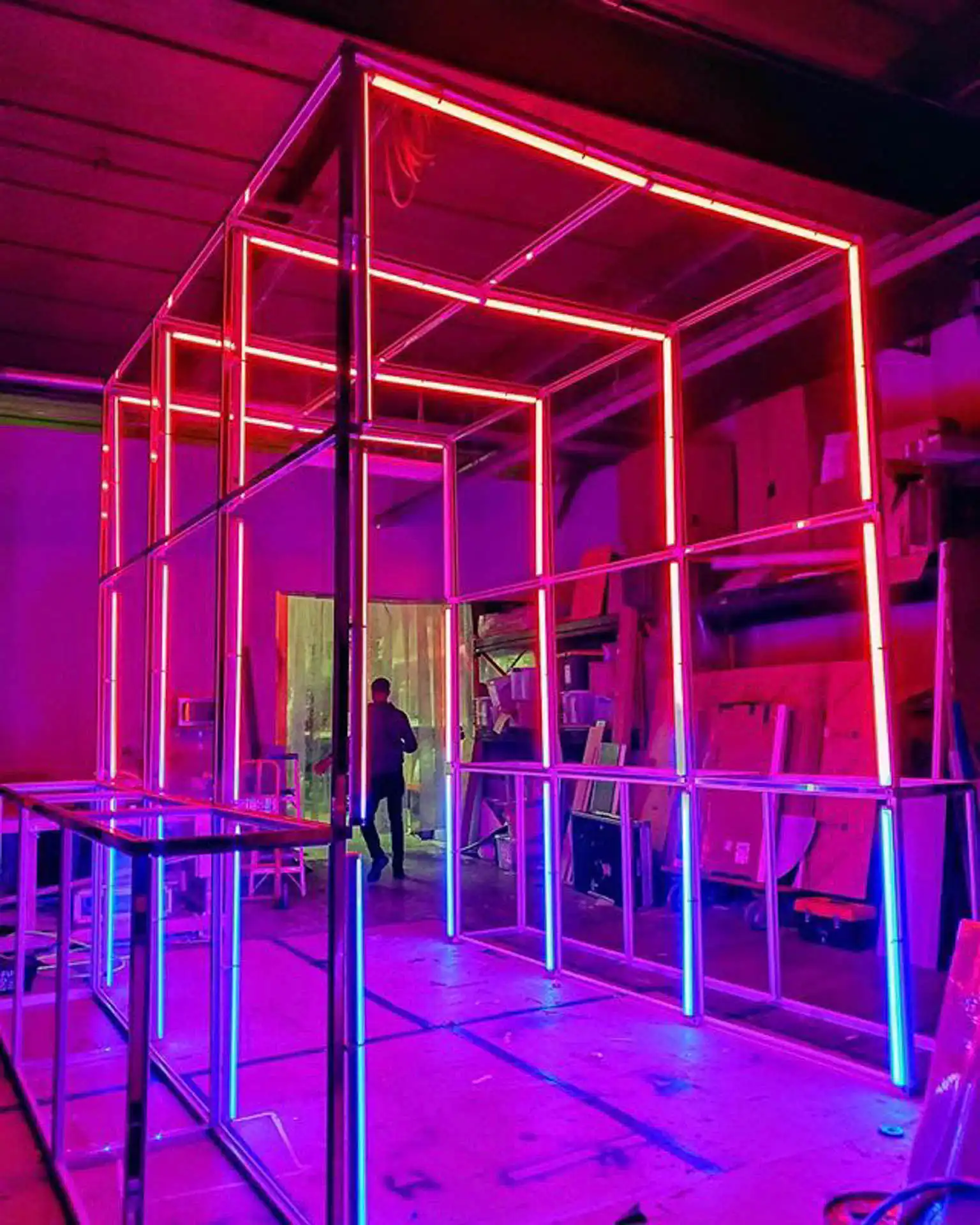 Innovadora estructura geométrica construida con tubos LED RGB 360 grados controlados por ArtNet. Las luces de colores vibrantes realzan el diseño, creando una pieza central llamativa para cualquier instalación artística.