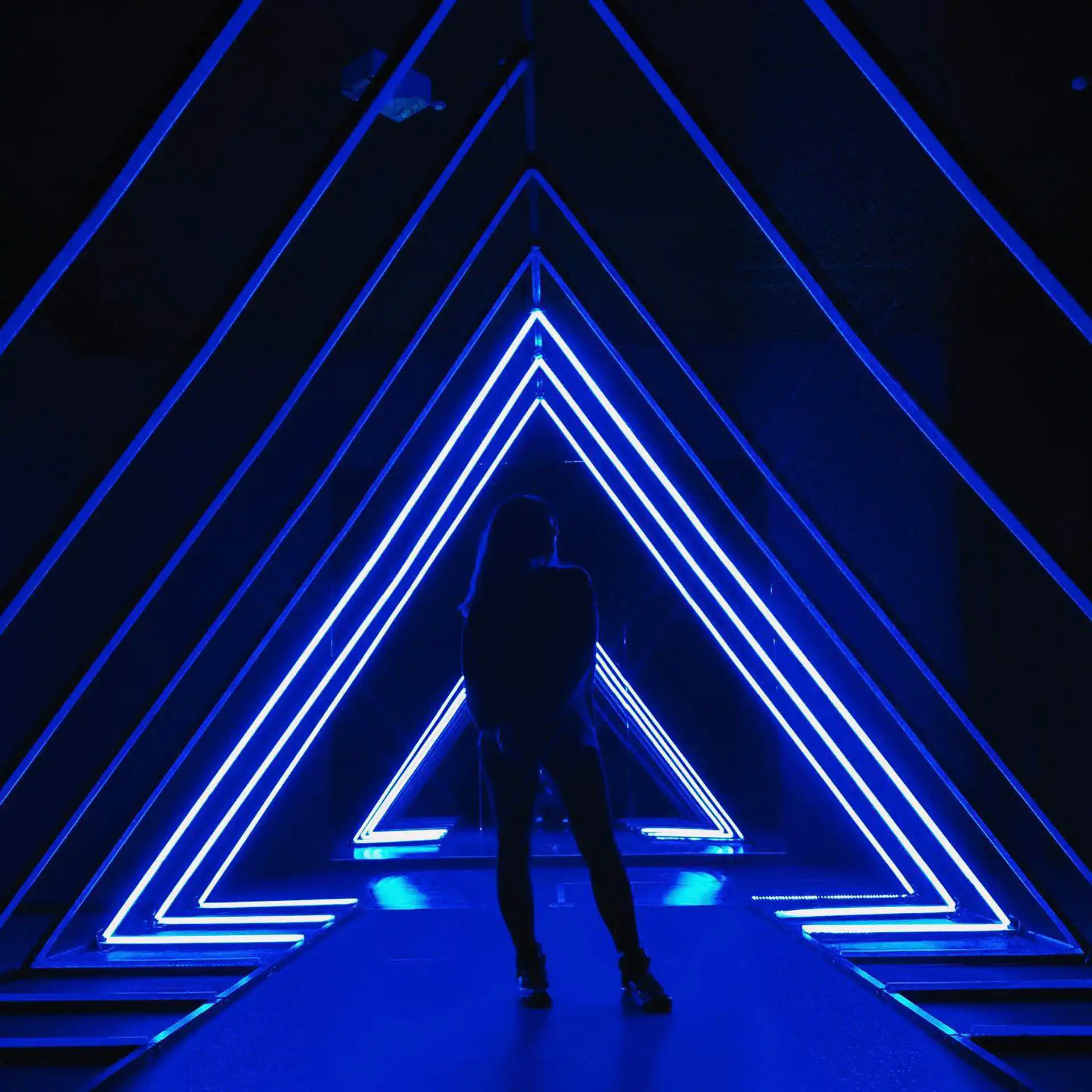 Túnel de luz con diseño triangular, utilizando tubos LED RGB 360 grados controlados por ArtNet. Las luces azules crean una experiencia visual impactante, perfecta para instalaciones artísticas y eventos futuristas.